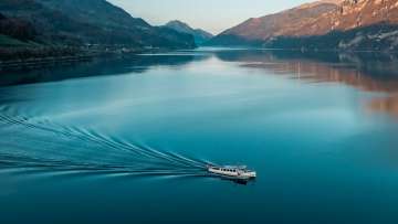 Gita in barca sul lago di Walen, Lago di Walen, Alba, Autunno