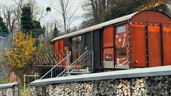 Una carrozza ferroviaria convertita in camera d'albergo