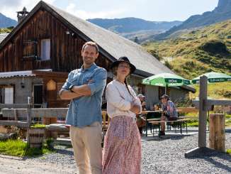 Martina Gassner e Manuel Rothmund davanti all'Alp Fursch Martina Gassner e Manuel Rothmund davanti all'Alp Fursch