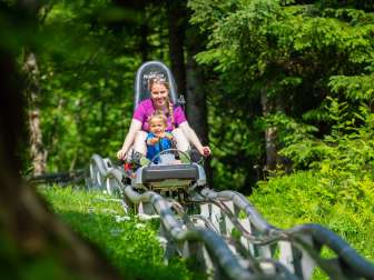 Madre e figlio sulla pista da slittino Floomzer