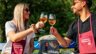 Degustazione di vini con zaino in spalla sul lago di Walen