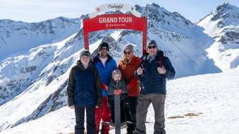 Grand Tour della Svizzera, Patrimonio Naturale dell'Umanità UNESCO Arena tettonica di Sardona, neve, montagna, gita in famiglia, spot fotografico, cartello sentiero escursionistico invernale, escursione invernale, escursione in alta quota