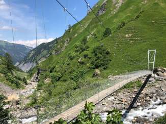 Ponte sospeso sul Gufelbach presso la Wasserfall-Arena Batöni