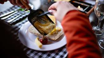 Mangiare la raclette © Kevin Wildhaber