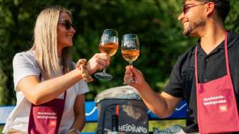 Degustazione di vini con zaino in spalla sul lago di Walen