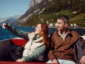 2025, panorama, tour in e-bike, amici, godersi il momento, autunno, tour gastronomico, esperienza multipla, battello, gita in battello, Svizzera Turismo, selfie, scattare un selfie, ST