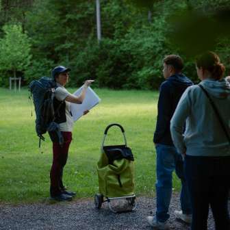 Una ranger svizzera offre al gruppo alcune informazioni sulla vita dei pipistrelli. © Kevin Wildhaber