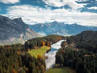Il lago Chapfensee nella luce autunnale, fotografato dall'alto. Sullo sfondo si vedono le montagne della Bündner Herrschaft .