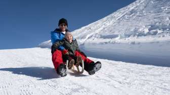Neve, montagna, gita in famiglia, slittino