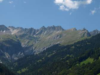 Caratteristica linea rocciosa nei Wildseehörner; © Alpinasol.ch