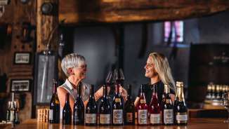Rheinewelten_Schloss Salenegg Cantina, Madre e figlia, Bündner Herrschaft, Maienfeld, Castello di Salenegg, Degustazione di vini