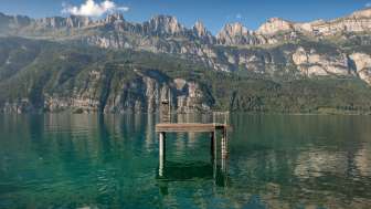 Pontile nel lago di Walen con Churfirsten sullo sfondo