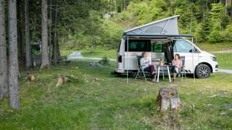 Pietra scura come la pece