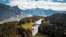 Il lago Chapfensee nella luce autunnale, fotografato dall'alto. Sullo sfondo si vedono le montagne della Bündner Herrschaft .