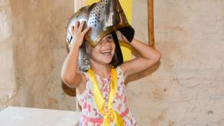 Ragazze sul sentiero dei bambini al castello di Sargans Una bambina esplora il percorso per bambini nel castello di Sargans.