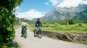 In bicicletta tra i vigneti © Kevin Wildhaber